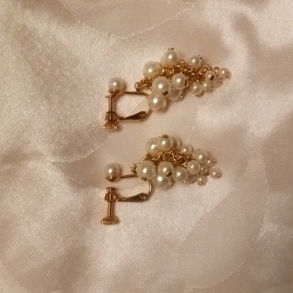 Vintage clip-on cluster of grapes earrings - Picture 2 of 3